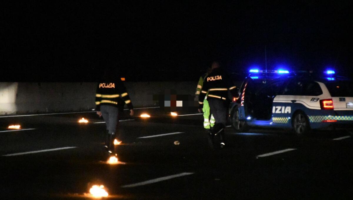 Malore al volante del camion, si ribalta in A28: grave 46enne - 