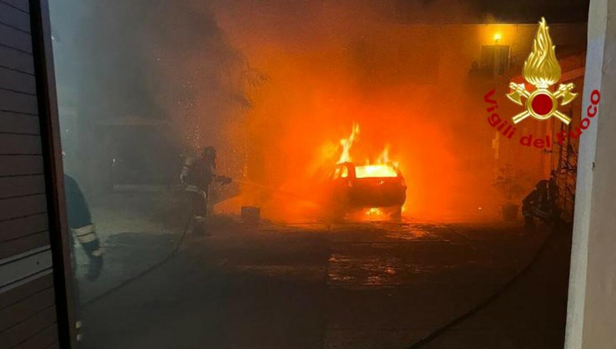 L'auto prende fuoco sotto casa: completamente distrutta - 