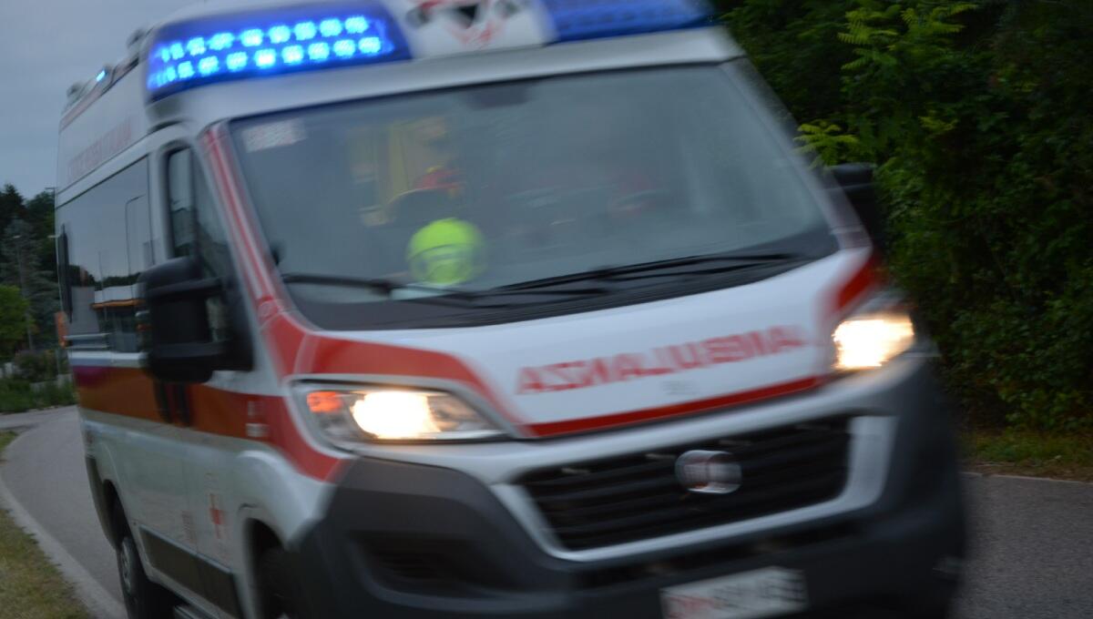 Fuori strada con l'auto a Frattina di Pravisdomini: due feriti gravi - 