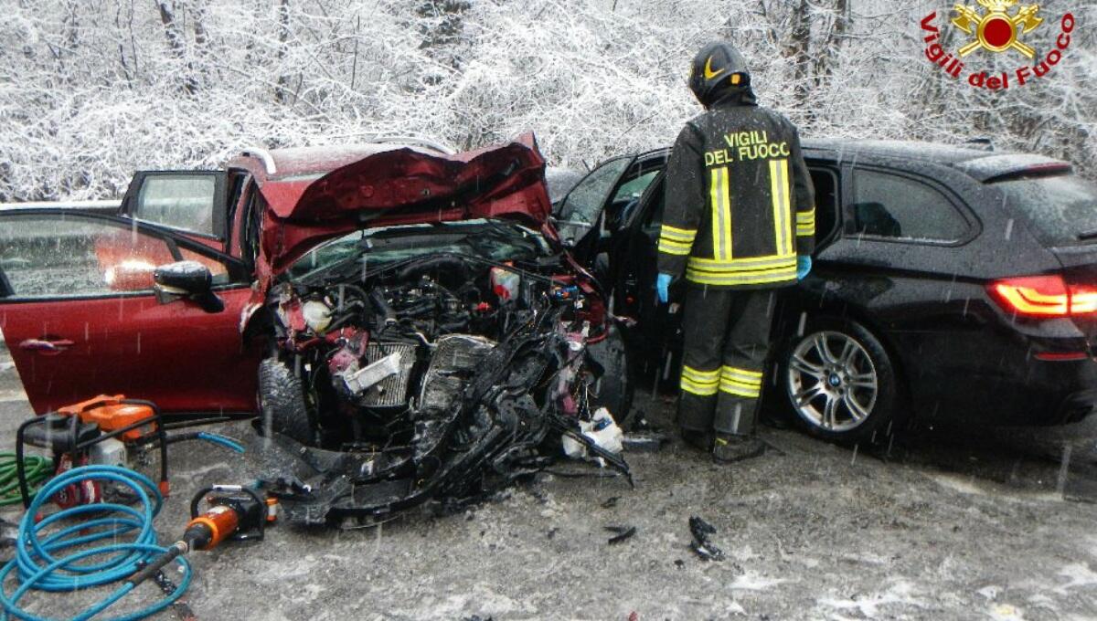 Tremendo scontro frontale tra due auto: 4 feriti tra cui un minore - 
