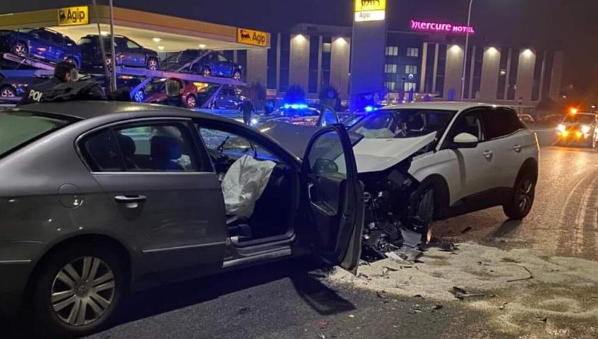 Contromano sulla rotatoria, frontale nella notte: morto 47enne di Jesolo - 