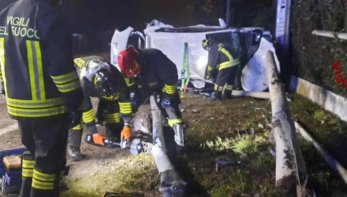 Dritti contro 2 pali con l'auto, li abbattono e si ribaltano: due feriti - 