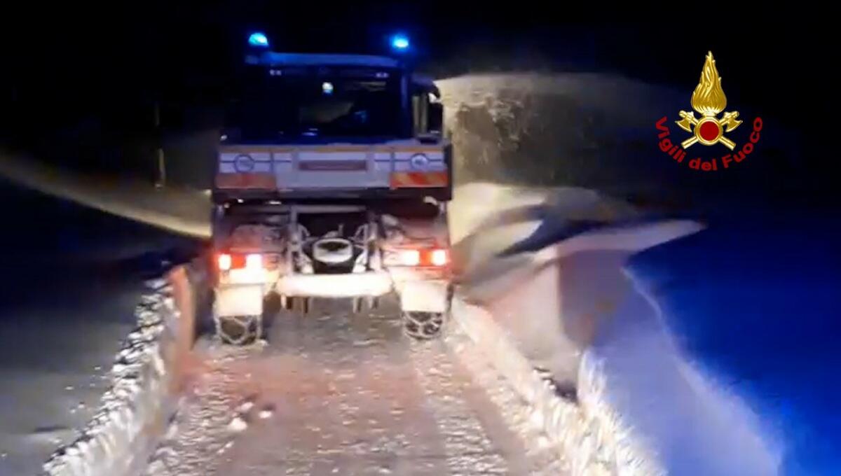 Cortina, bloccato con l'auto per la troppa neve sul tornante verso Passo Giau: soccorso dai pompieri - 