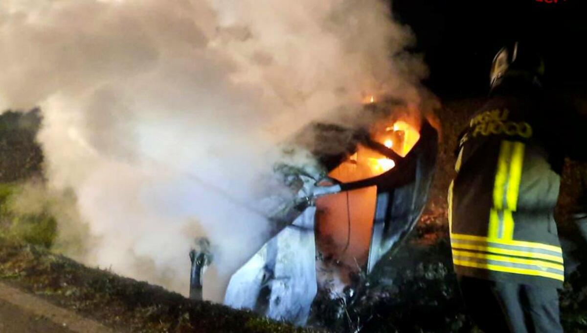 Sbanda, l'auto si ribalta e prende fuoco: conducente miracolato - 