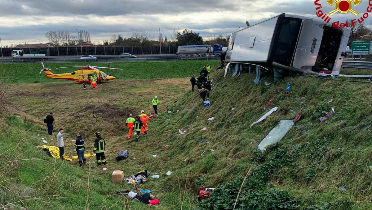 Padova, bus si ribalta in autostrada: chiuso l'allacciamento con l'A4 - 