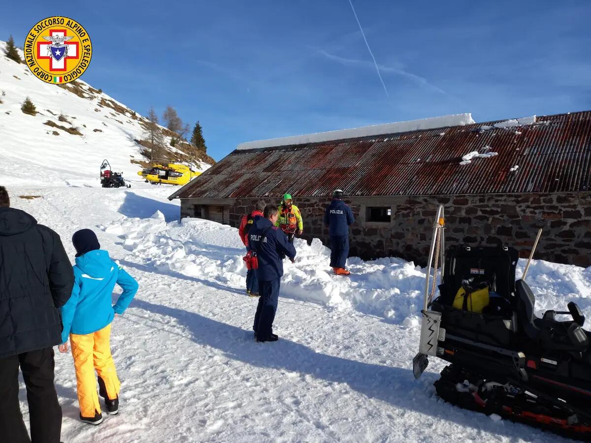 Paura per un bimbo sommerso dalla neve caduta dal tetto della Malga: illeso - 