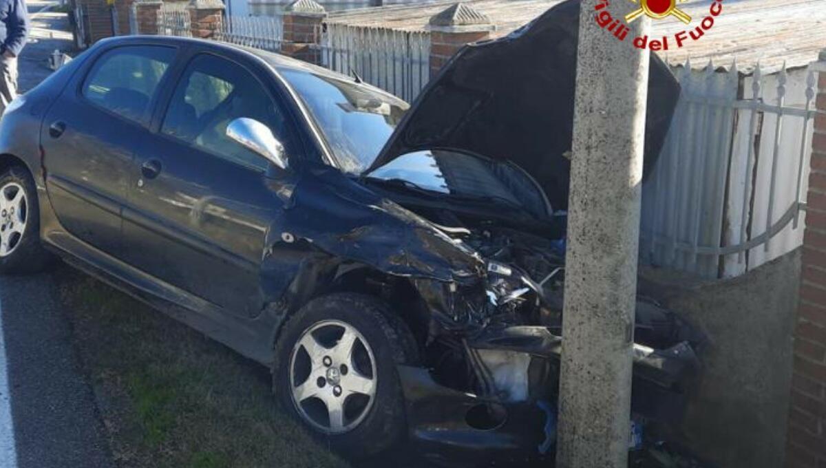 Scontro tra due auto, una finisce nel fossato contro un palo di cemento: un ferito grave - 