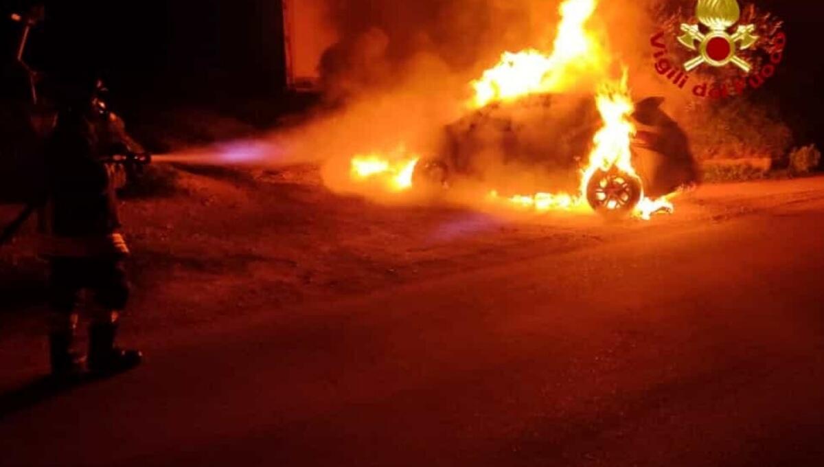 Auto a fuoco a Mossa nel cuore della notte: distrutta - 