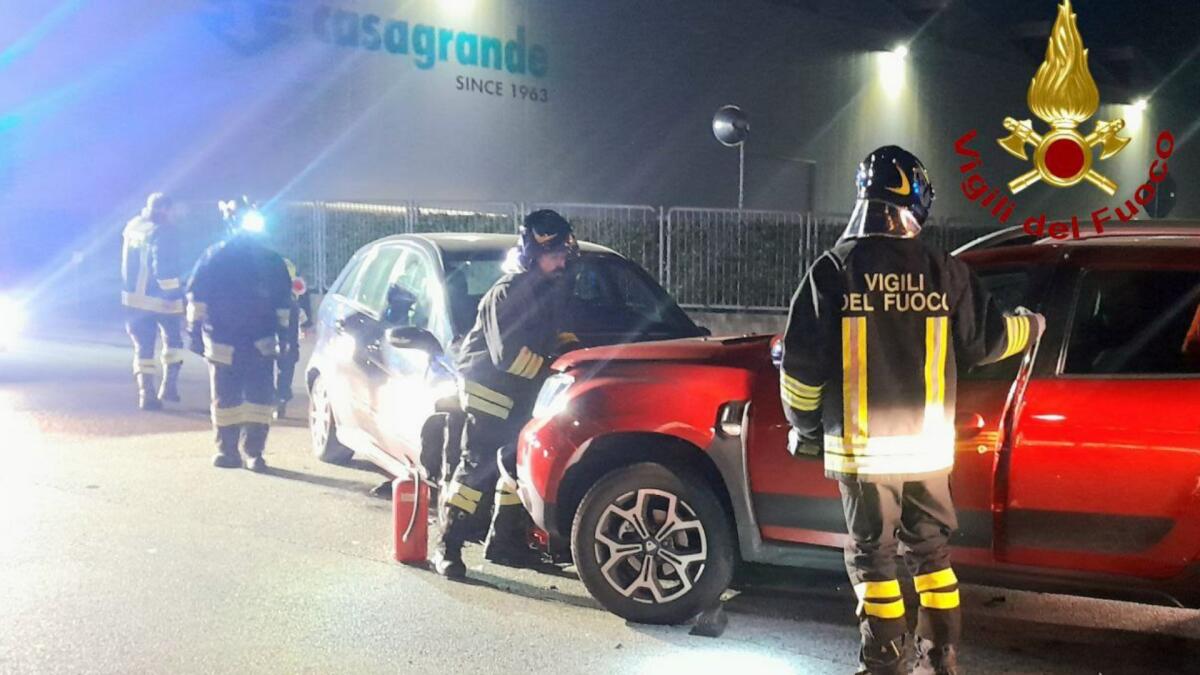 Frontale tra due auto sulla Statale 13 a Fontanafredda: feriti i conducenti - 