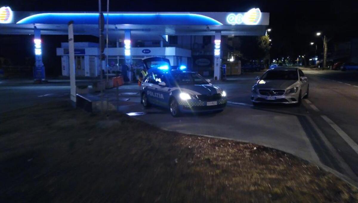 Ubriaco in A23 a bordo di un furgone rubato e senza patente - 