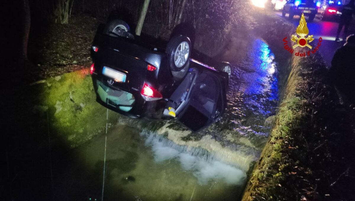 Sbanda e finisce nella roggia: feriti padre, madre e figlia - 