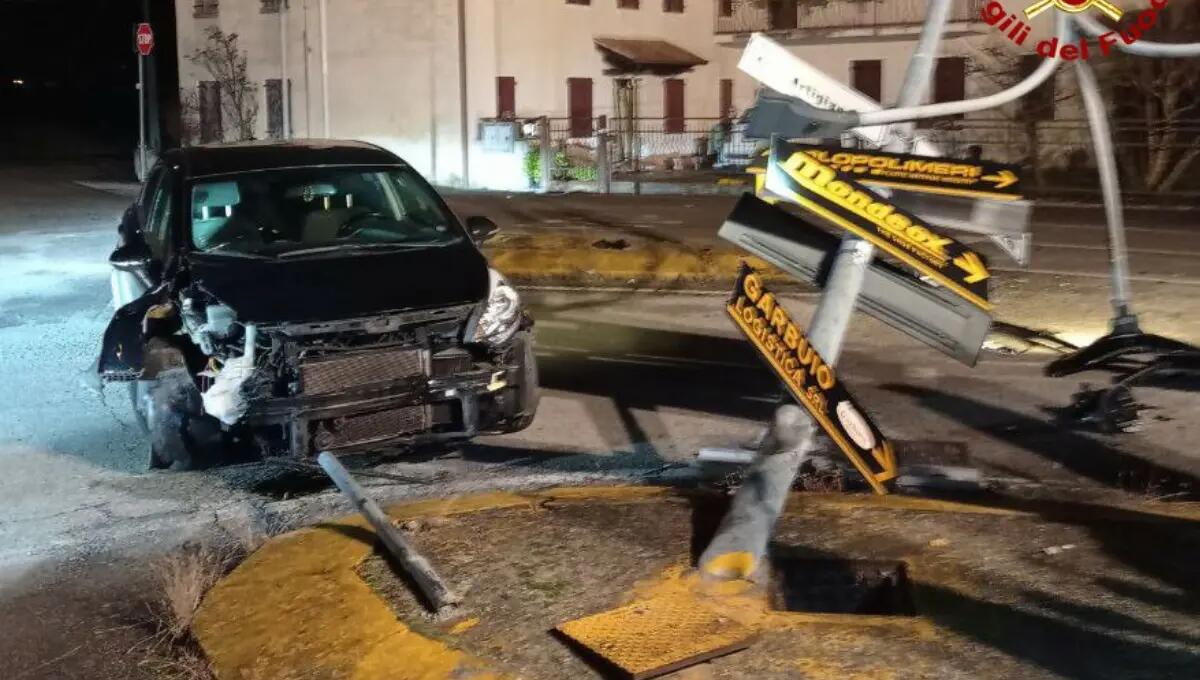 Salta la rotonda, si schianta contro un palo poi fugge a piedi - 