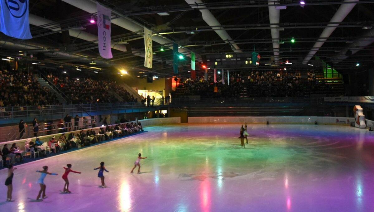 Il palaghiaccio di Pontebba gremito di pubblico per l’International Ice Show - 
