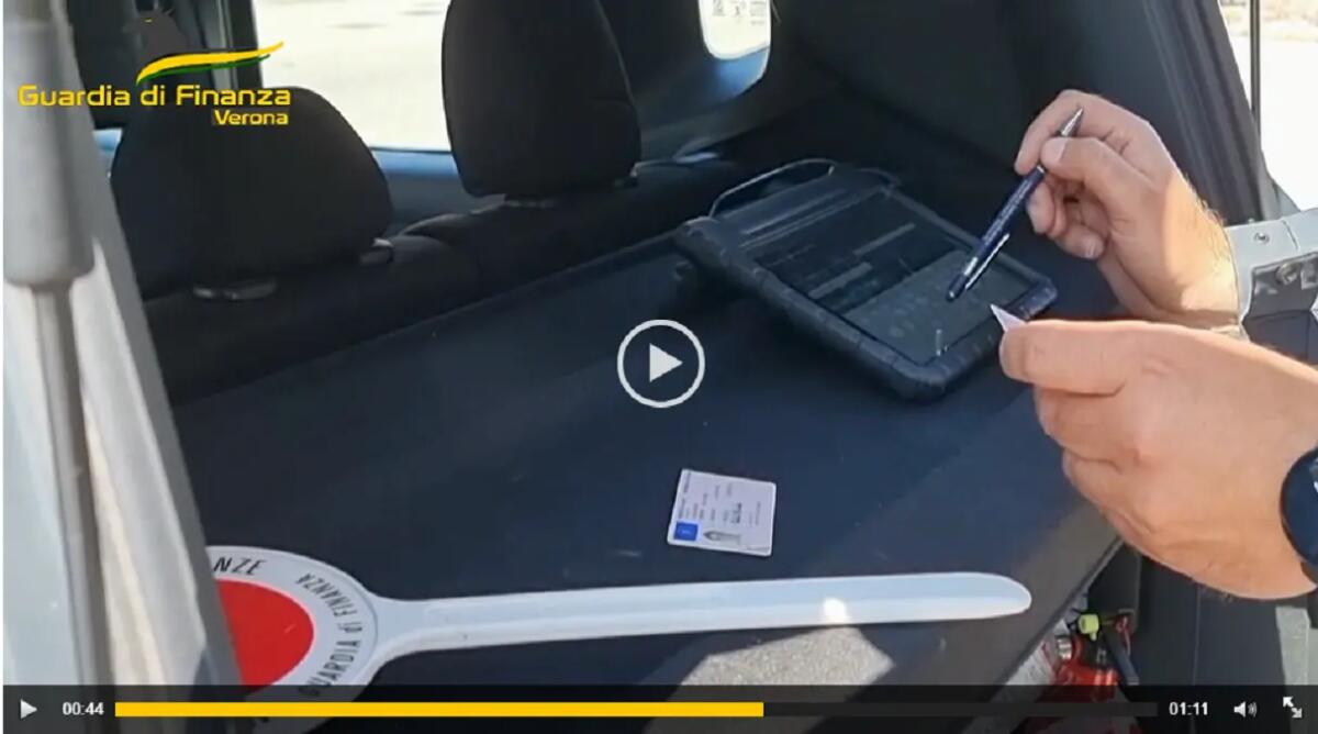 Sostenevano l'esame per la patente sostituendosi ai candidati, al costo di 8mila euro - 