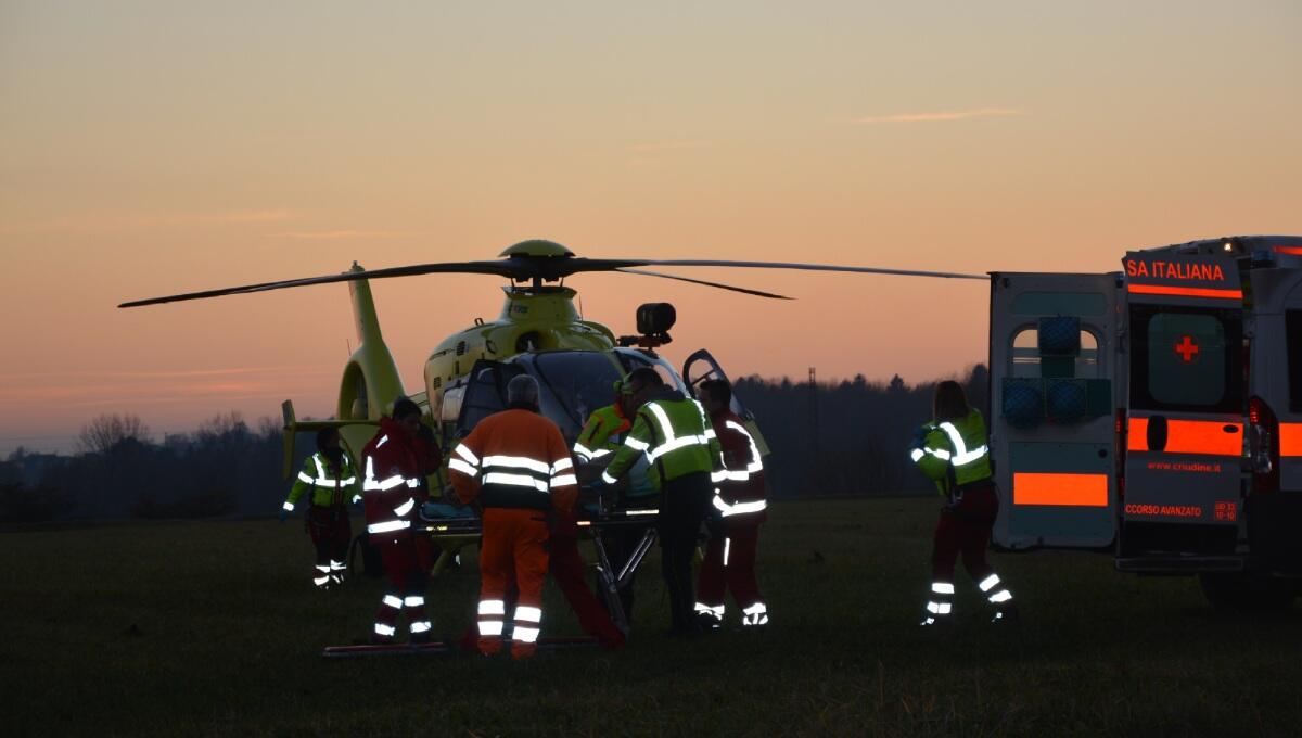 Colpito alle gambe da un tronco mentre taglia delle piante: grave 60enne - 