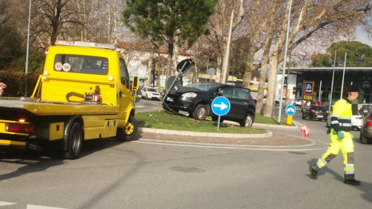 Tira dritto alla rotonda contro il palo: un ferito - 