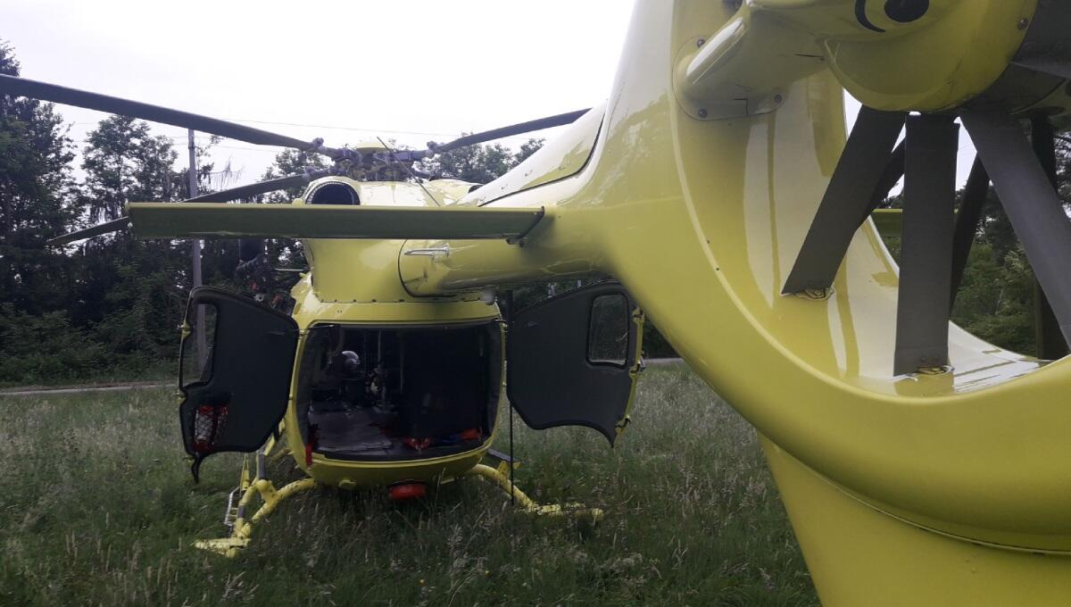 Morsano al Tagliamento, 50enne cade mentre taglia una pianta: grave - 