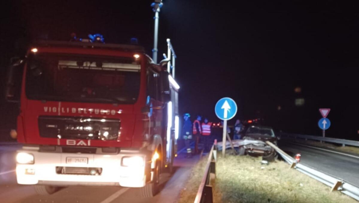 Schianto sulla SS 52 bis contro il guardrail che si conficca nell'auto: illeso il  conducente - 