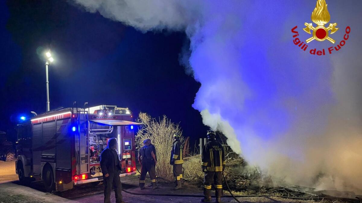 Brucia un deposito di legname, i pompieri salvano trattori e balle di fieno - 