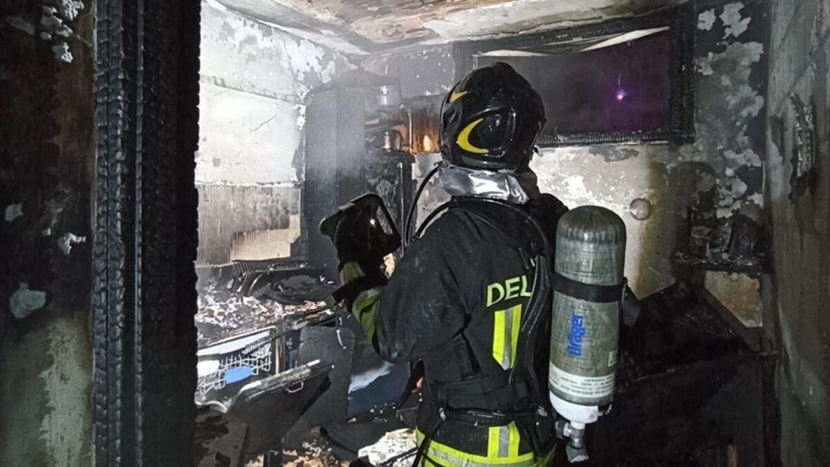 Scoppia l'incendio in appartamento, condominio evacuato e una persona intossicata - 