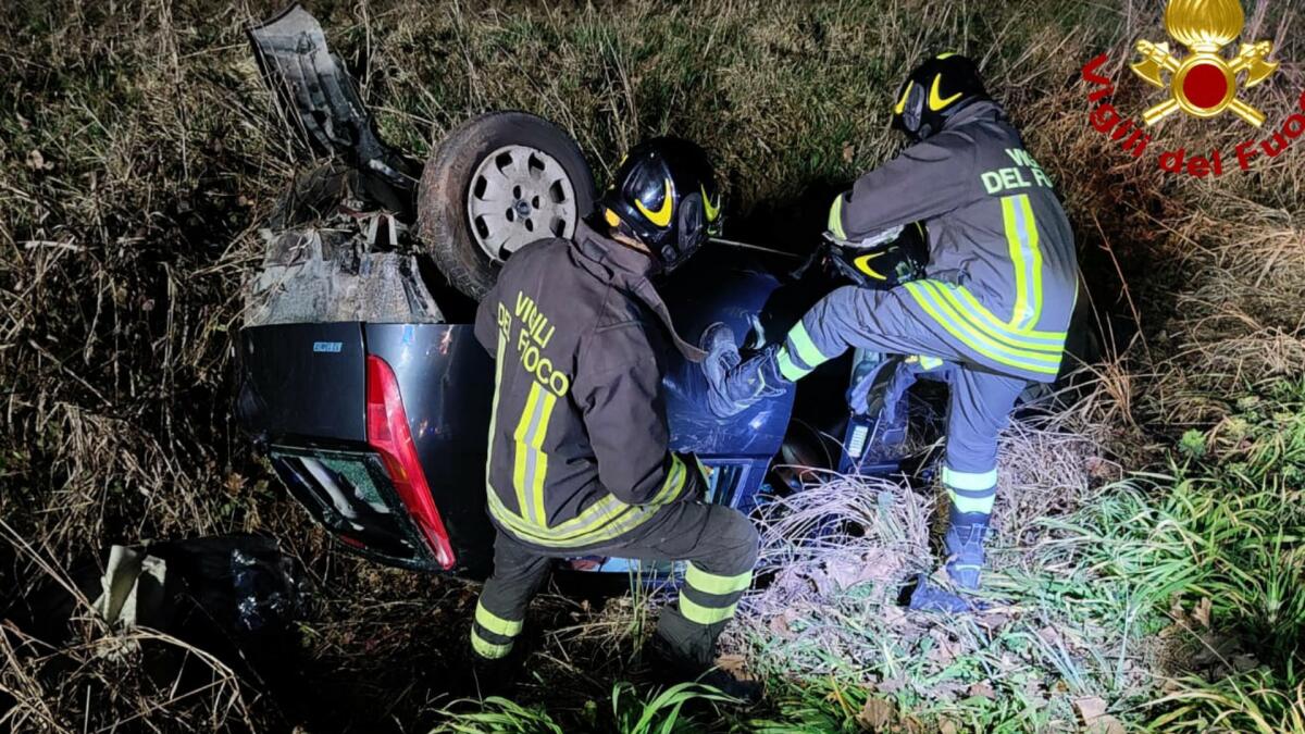Perde il controllo dell'auto e finisce rovesciata fuoristrada: grave una donna - 