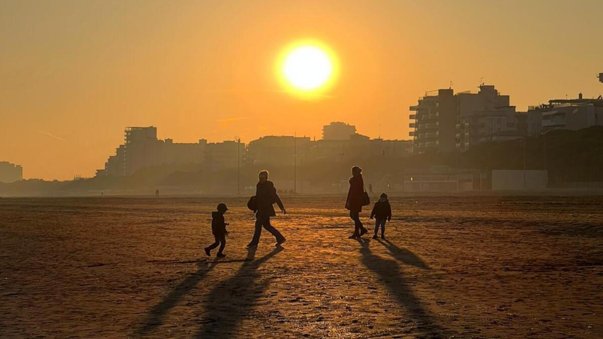 L'incanto di un tramonto invernale tinge il cielo di rosso a Nordest - 