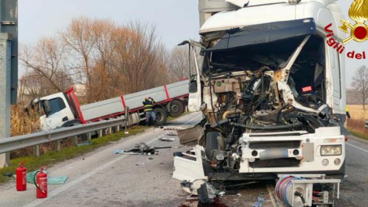 Tamponamento tra due camion lungo la SR 308: un ferito grave - 