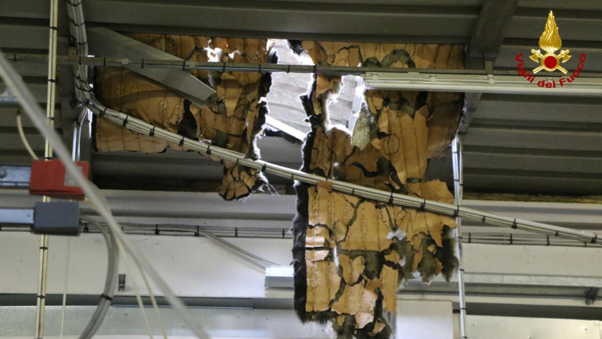 Operaio sfonda il tetto mentre lavora e cade per 8 metri: grave 53enne - 