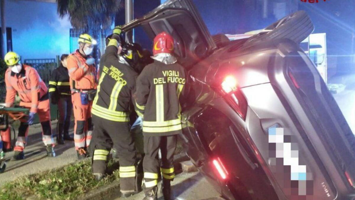 Si cappotta con l'auto a Pordenone: ferita la giovane conducente - 