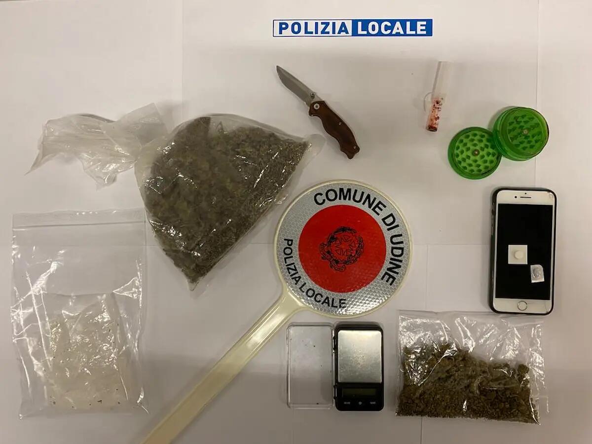 Sorpresi in città con un coltello a serramanico, medicinali e marjiuana: denunciati due 19enni - 