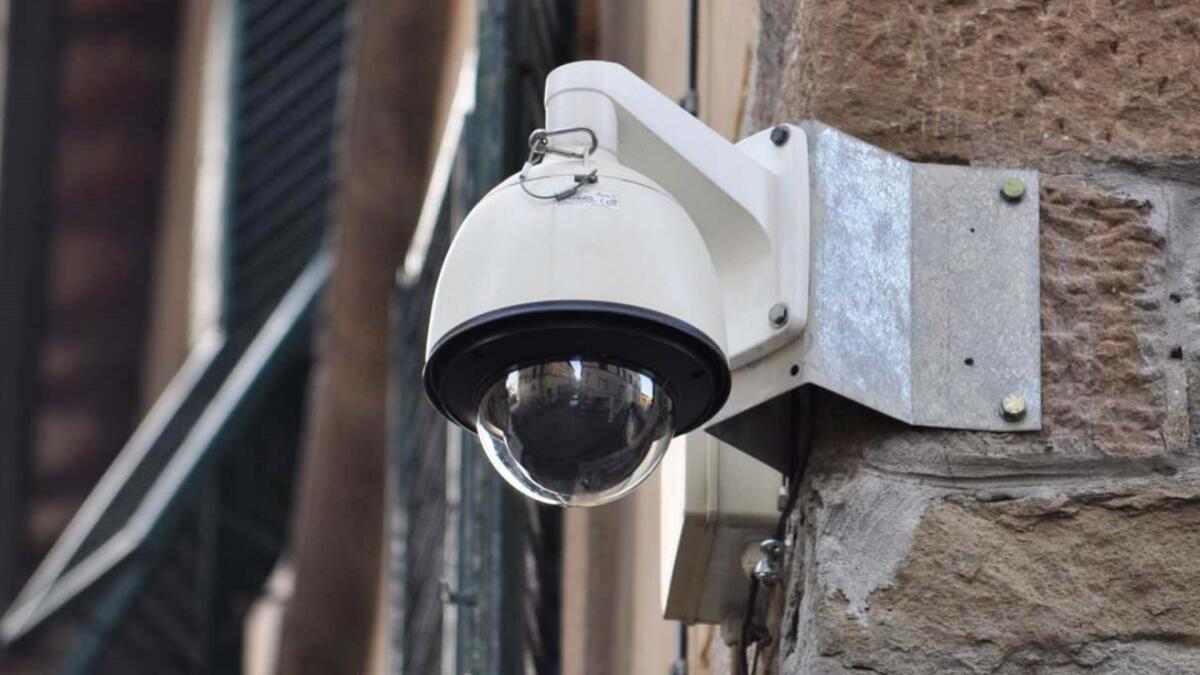 Evade dai domiciliari per rubare in un'azienda: identificato grazie alle telecamere - 