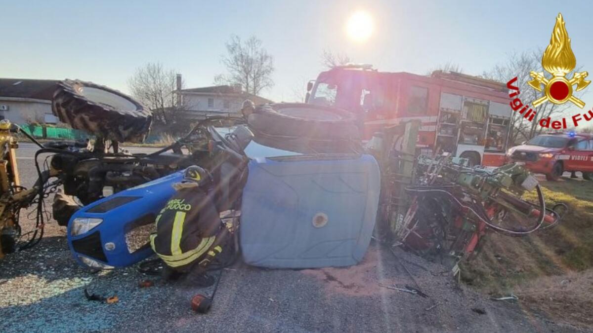 Scontro tra auto e trattore sulla Pontebbana: 5 persone coinvolte, anche un neonato - 