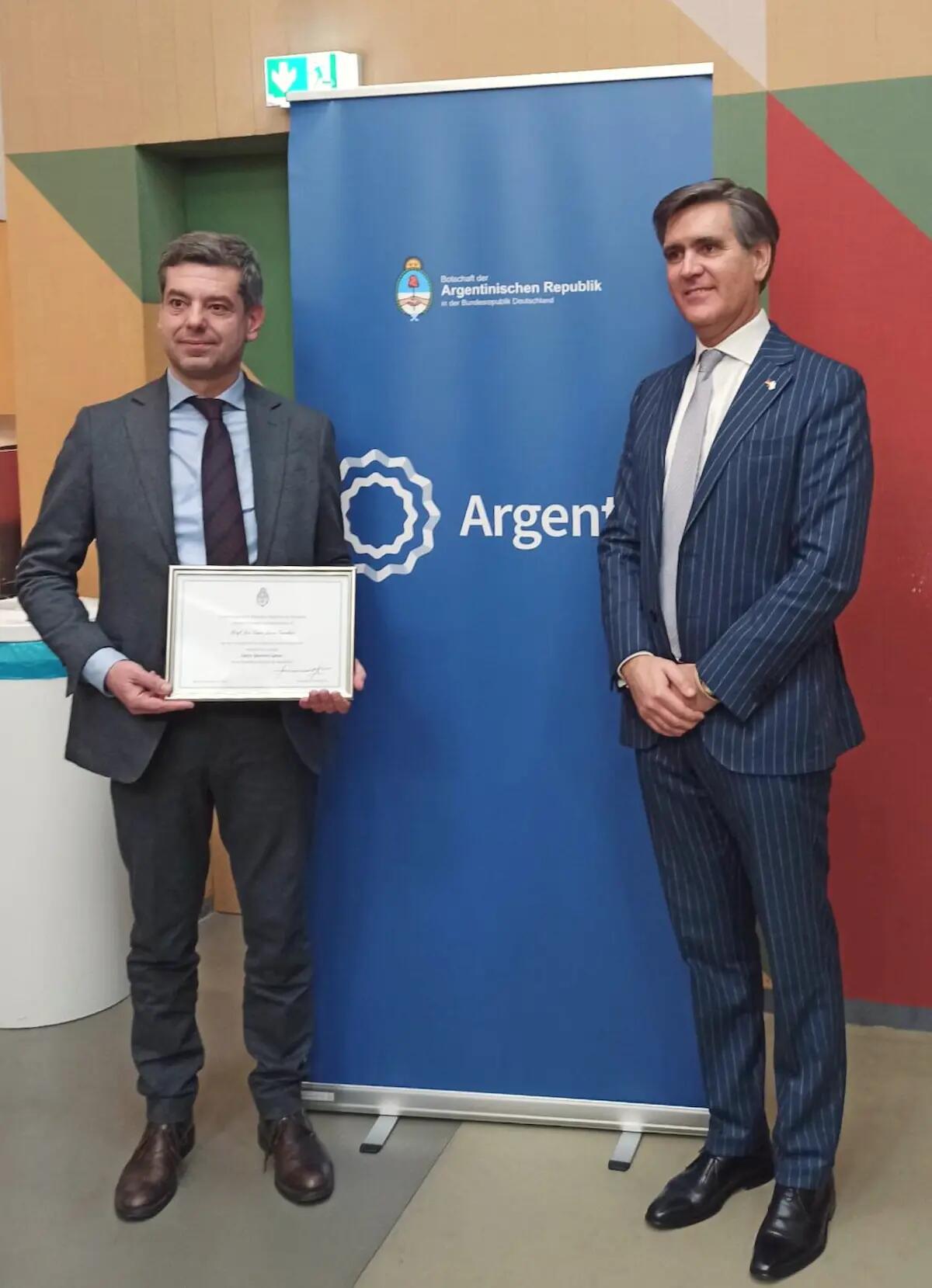 Premiato a Berlino, dall'Ambasciata della Repubblica Argentina il prof. Gian Luca Gardini - 