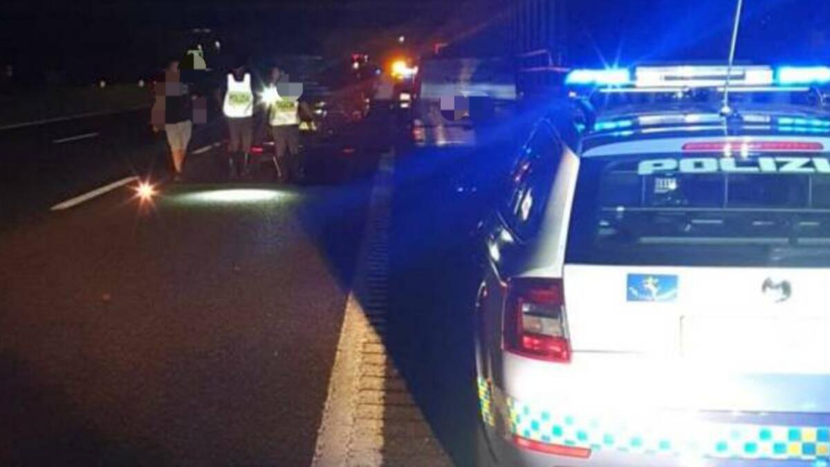 Pauroso scontro in A23, un'auto "vola" per 30 metri e si incendia - 