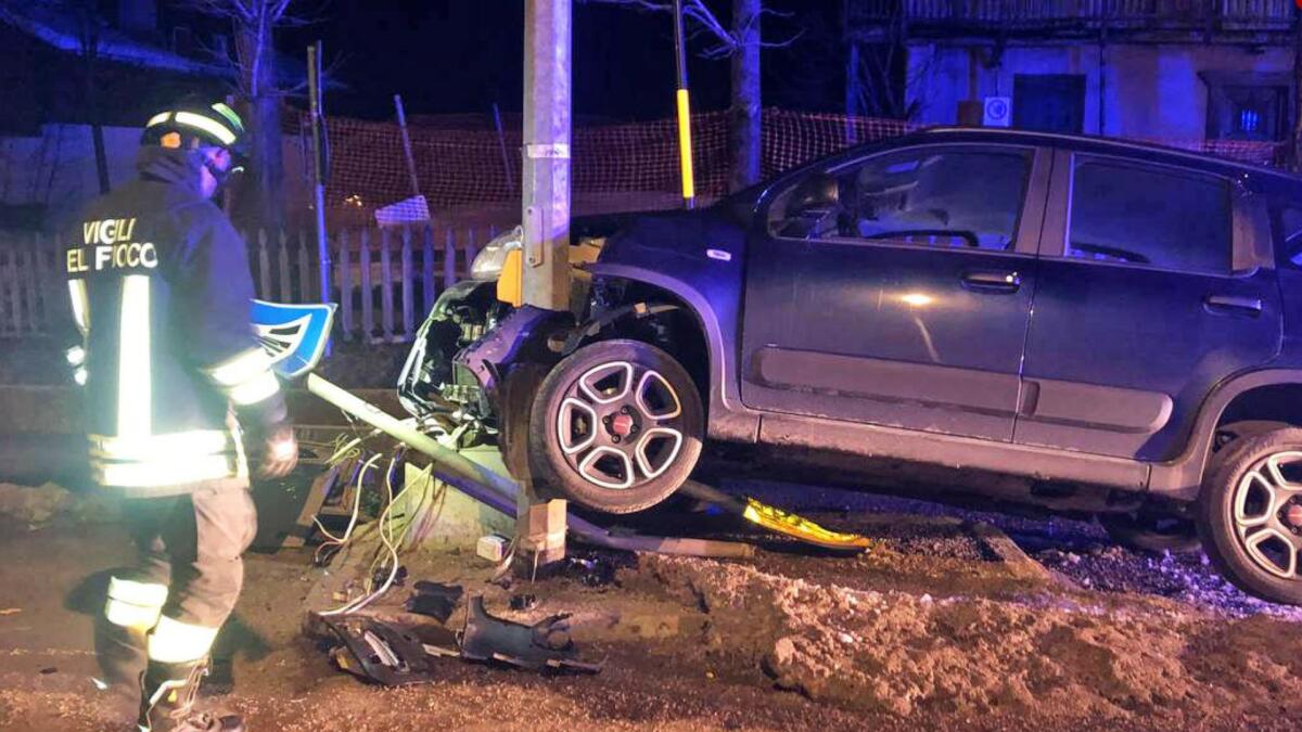 Schianto contro il palo semaforico a Cortina: ferito il conducente - 