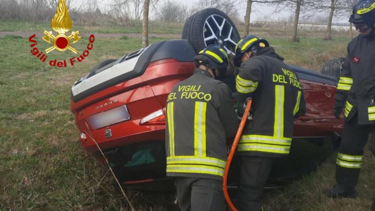 Si ribalta con la Seat Arona e rimane incastrata: ferita una donna - 