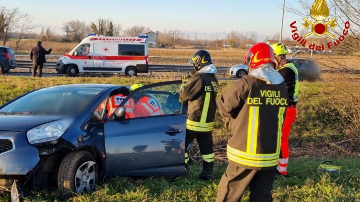 Scontro tra 2 auto lungo la SS13 a Codroipo: ferita una donna, coinvolto anche un bimbo - 