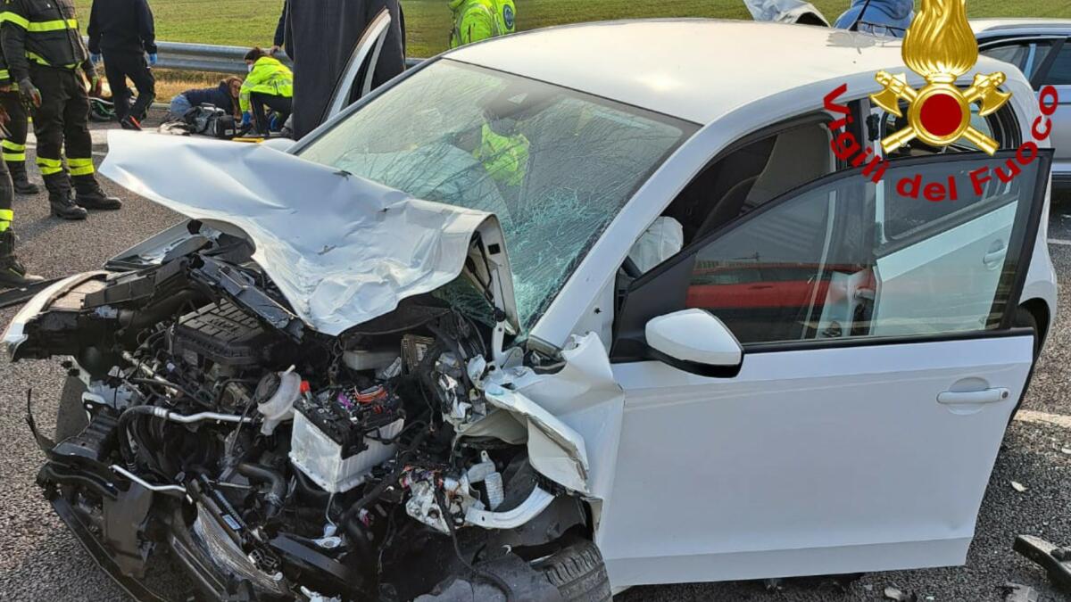 Pauroso scontro frontale tra due auto: tre feriti gravi - 
