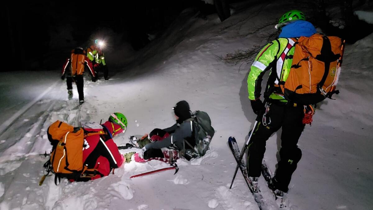 Sola sui monti con ramponi e piccozza, rimane bloccata: soccorsa una 20enne - 