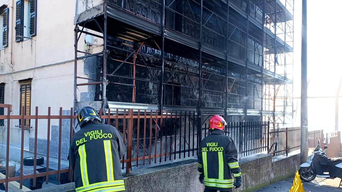Impalcatura e cappotto termico del condominio in fiamme: intervento dei pompieri - 