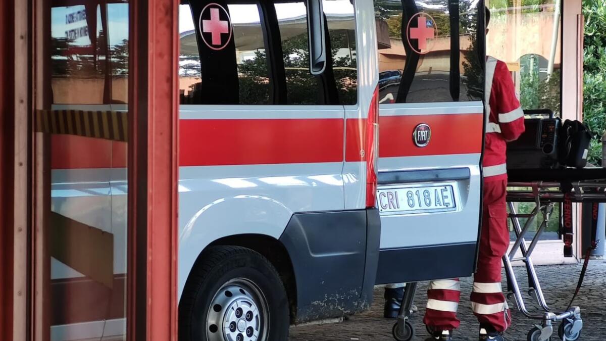 Mamma e bimbo nel passeggino urtati e sbalzati per 2 metri da un'auto: feriti - 