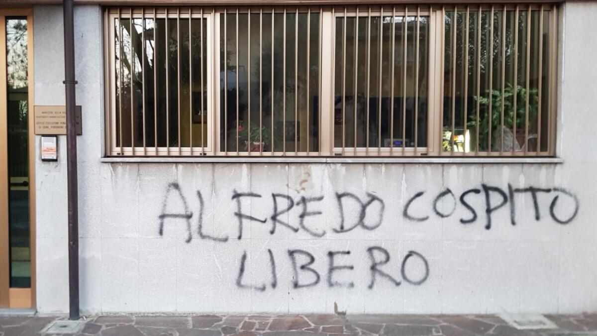 Udine, scritte anarchiche in sostegno di Alfredo Cospito sui muri in via Trento - 