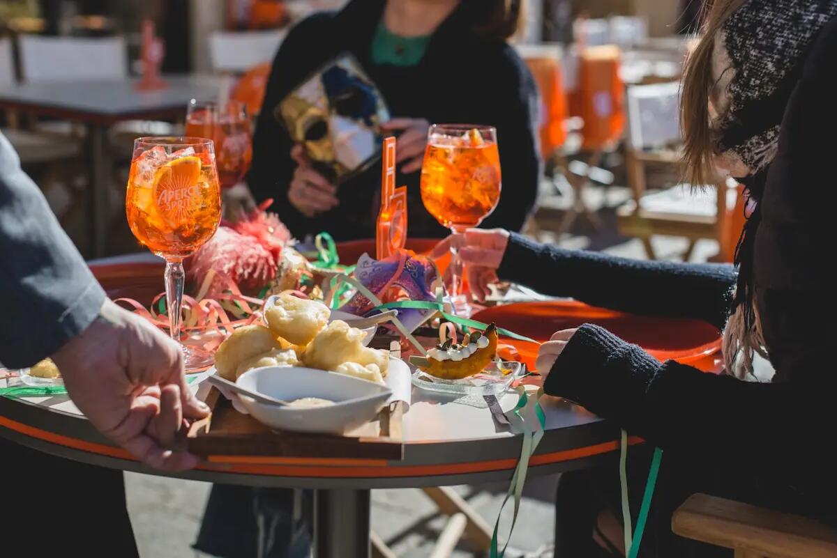 Continua il Carnevale di Terrazza Aperol con aperitivi, dj set e concerti in Campo Santo Stefano - 