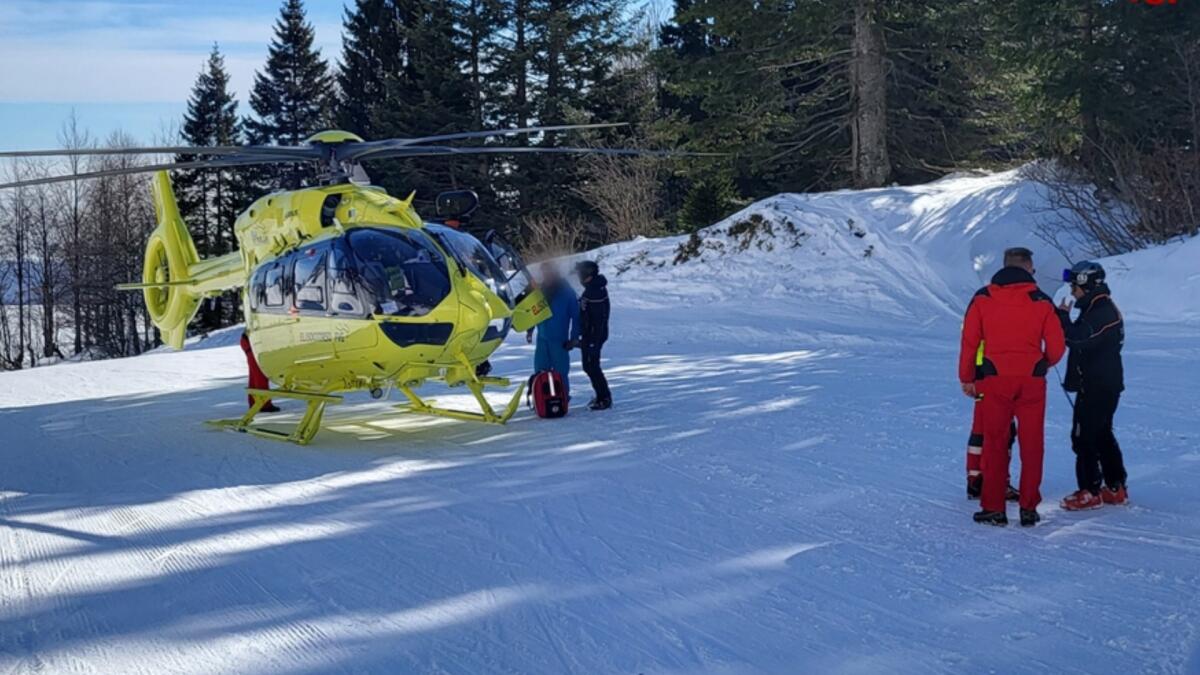 Piancavallo, sciatore 15enne si schianta contro un albero: soccorso da 2 pompieri liberi dal servizio - 