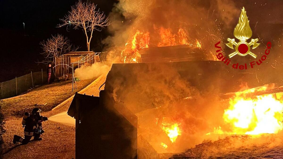 Incendio divora 5 auto, 2 moto e una tettoia: 3 feriti, danni ingenti - 