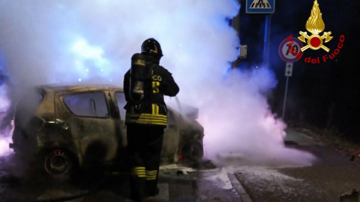 Auto si incendia in corsa nella notte: il conducente scende e si salva - 