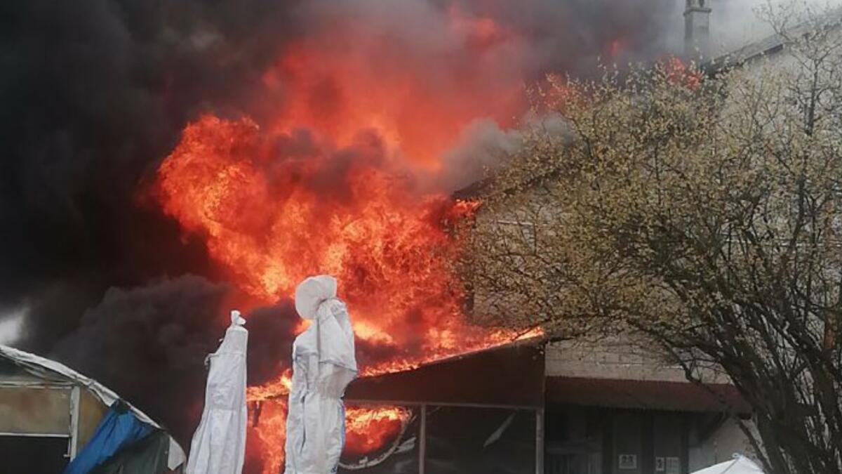 Incendio divora un laboratorio e una casa a Borgo Valbelluna - 
