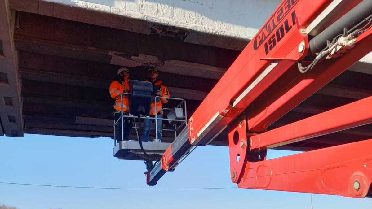 Il carico del camion è troppo alto, sbatte contro il cavalcavia - 