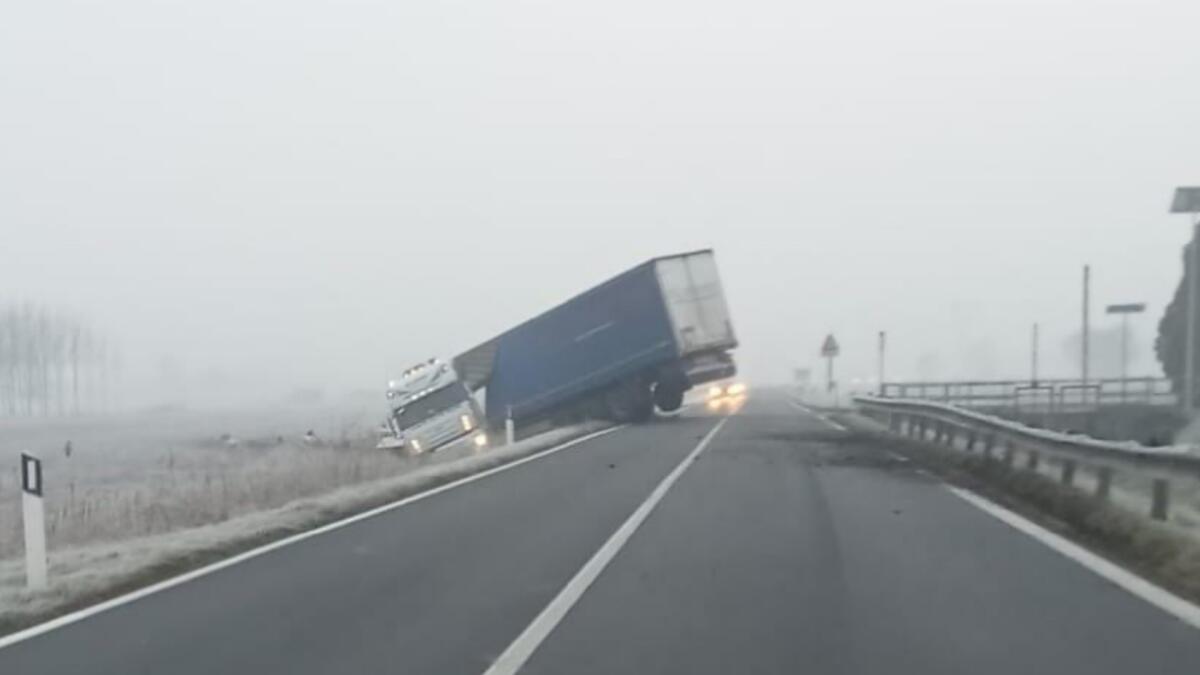 Mezzo pesante finisce fuori strada a Castions: un ferito - 