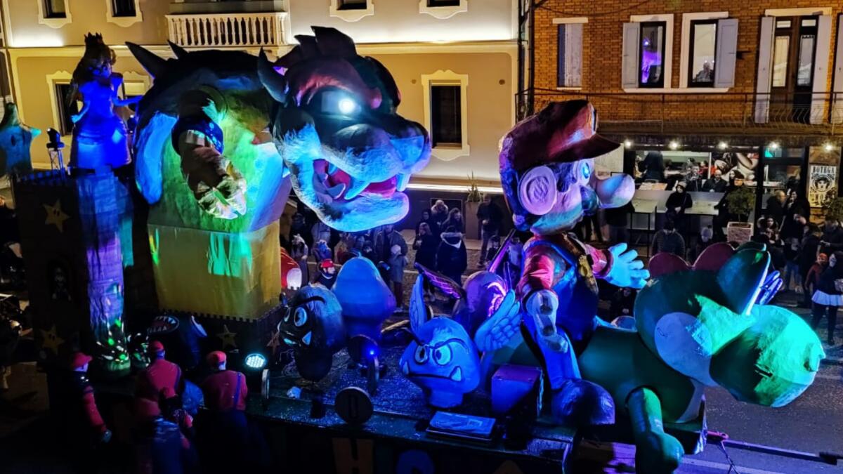 Successo per sfilata in notturna del Carnevale a Fiume Veneto: le foto - 
